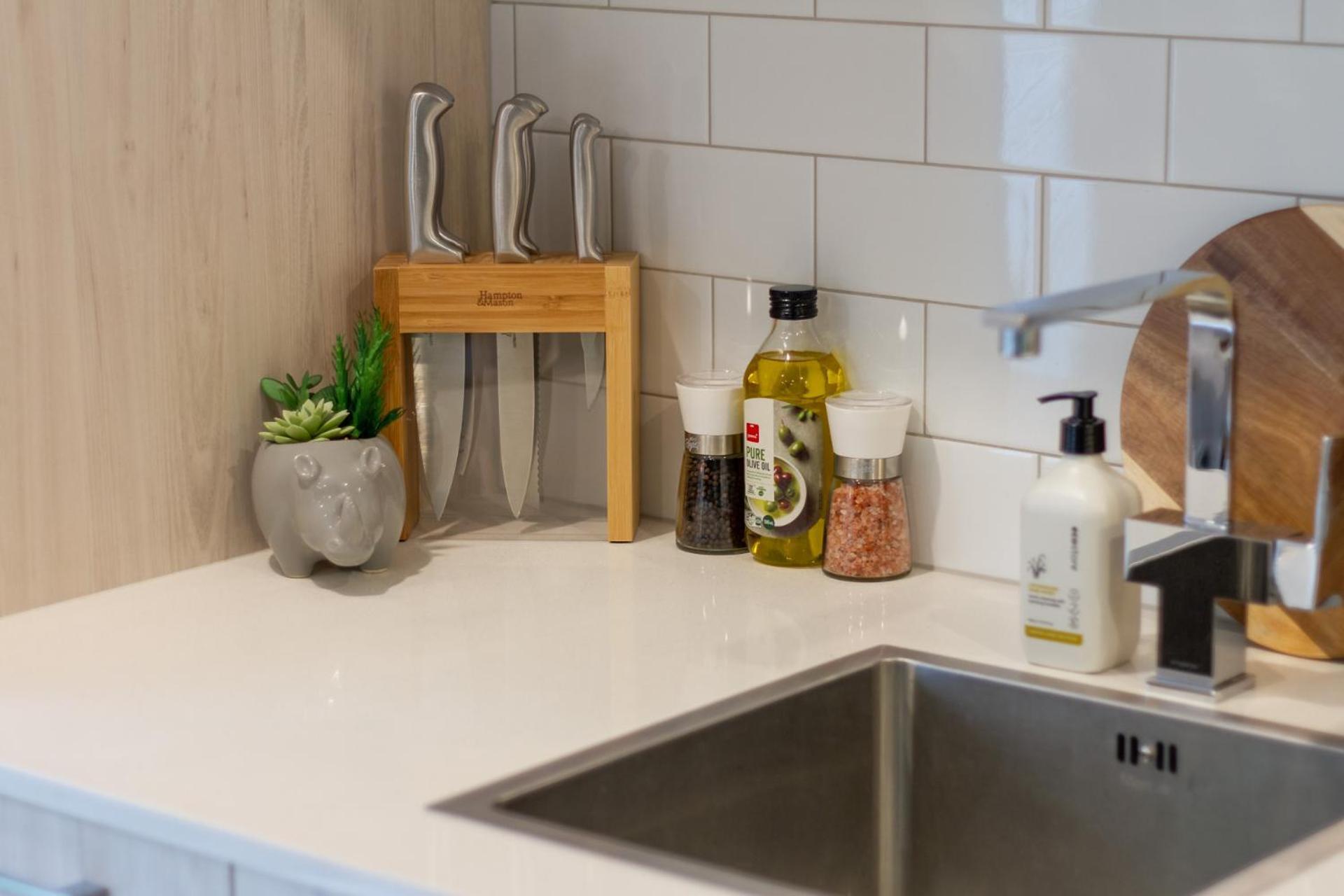 Gorgeous In Green - 2 Bed Central Oasis W/King Bed Christchurch Ngoại thất bức ảnh