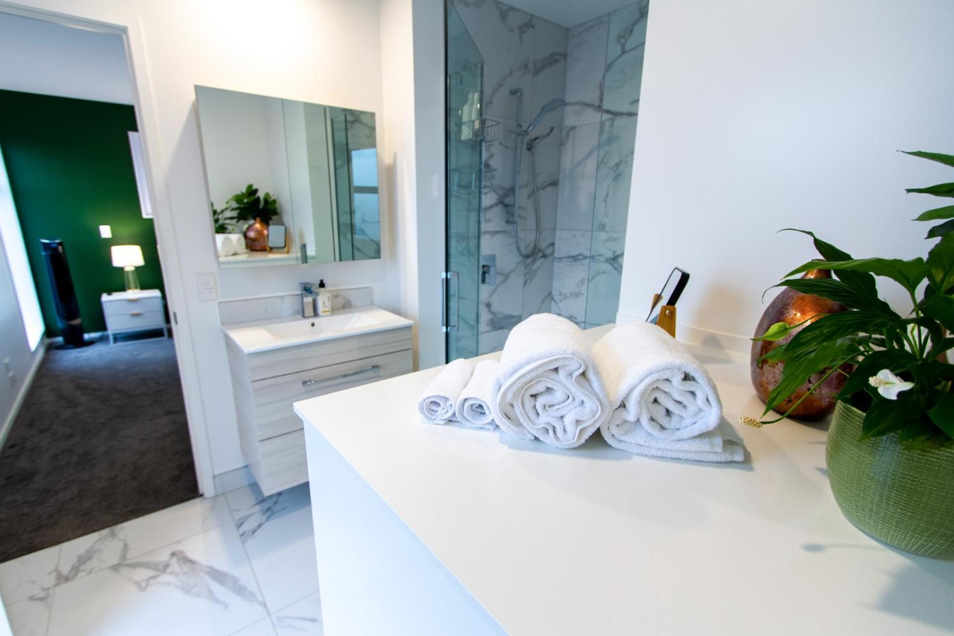 Gorgeous In Green - 2 Bed Central Oasis W/King Bed Christchurch Ngoại thất bức ảnh