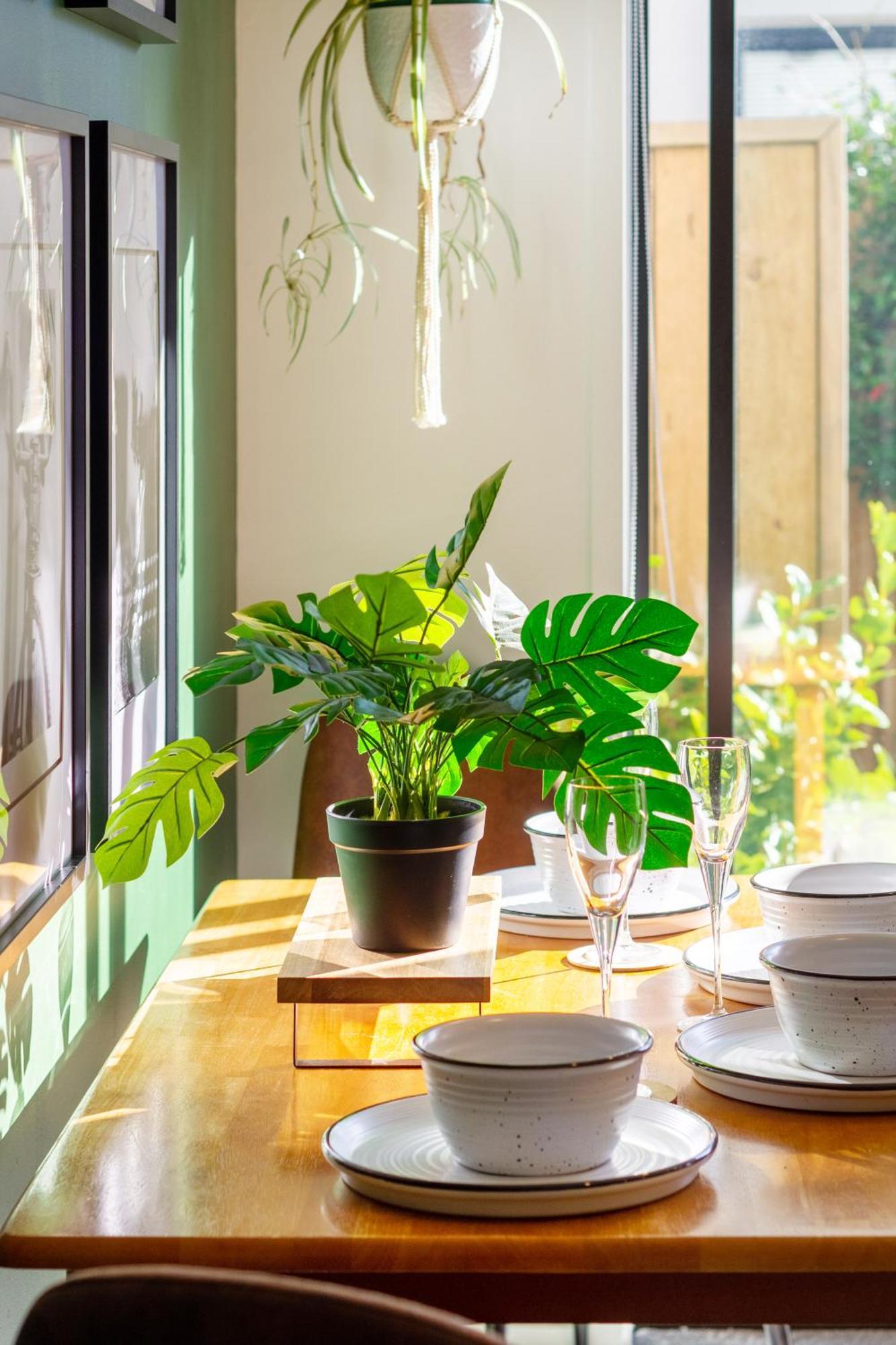 Gorgeous In Green - 2 Bed Central Oasis W/King Bed Christchurch Ngoại thất bức ảnh